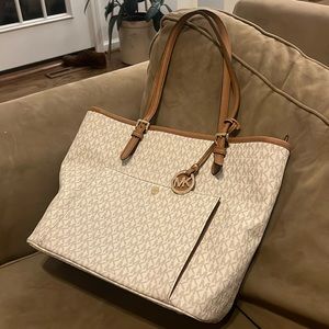 Michael Kors 30s7gttt8b Jet Set Travel Logo Vanilla Tote